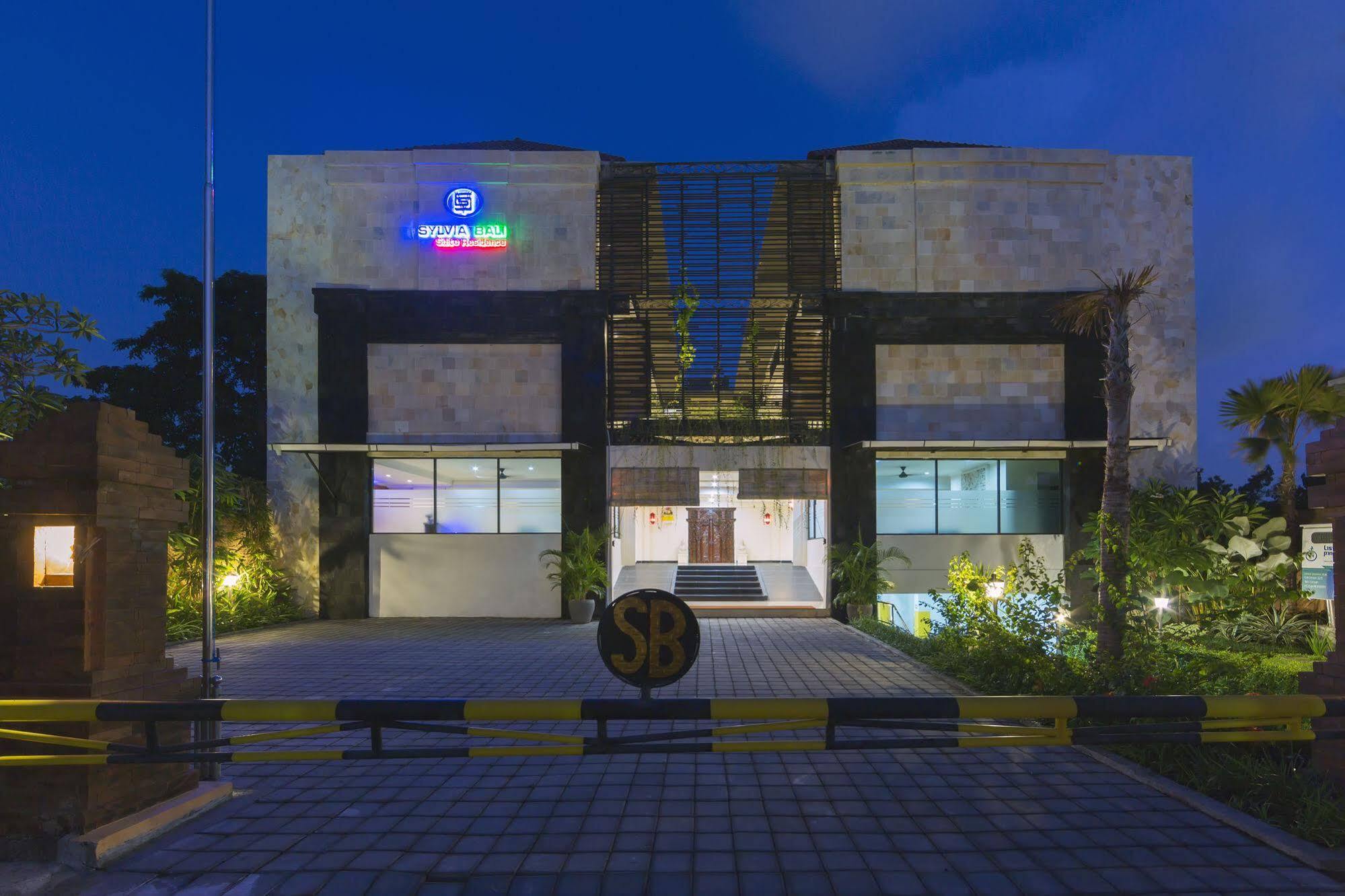Reddoorz Plus Near Mall Bali Galeria 2 Denpasar Exterior foto